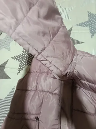 Chaleco acolchado rosa con capucha