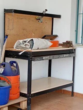 Banco de trabajo con tablero y cajones