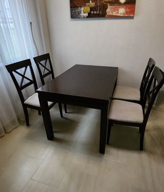 Mesa extensible y 4 sillas tapizadas