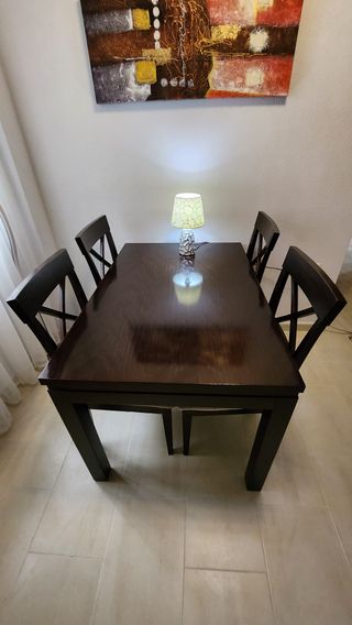 Mesa extensible y 4 sillas tapizadas