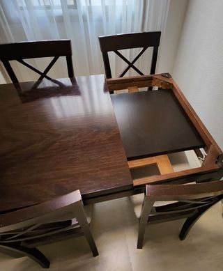 Mesa extensible y 4 sillas tapizadas