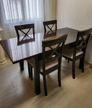 Mesa extensible y 4 sillas tapizadas