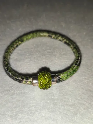 Pulsera cuero verde con cierre magnético