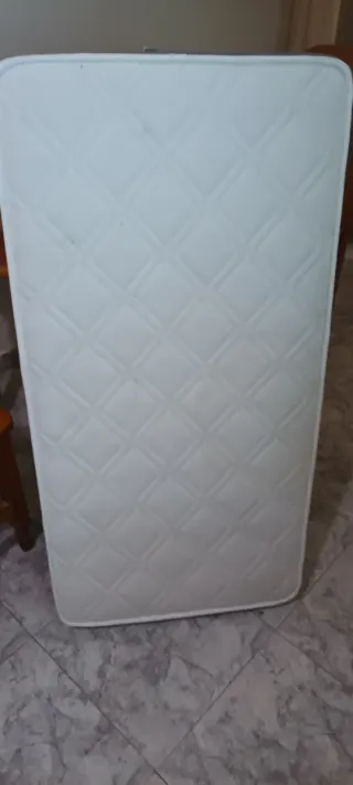 Cuna bebé con colchón y sábanas