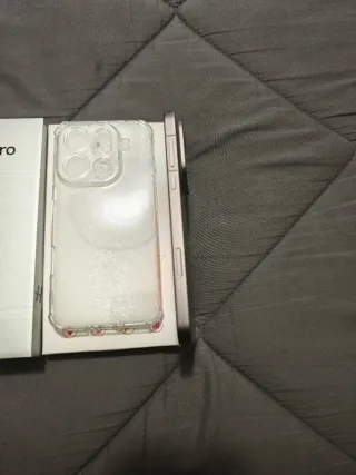 Oppo Find X9 Pro con custodie