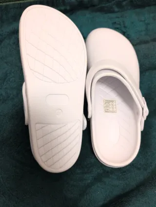 Zuecos blancos unisex