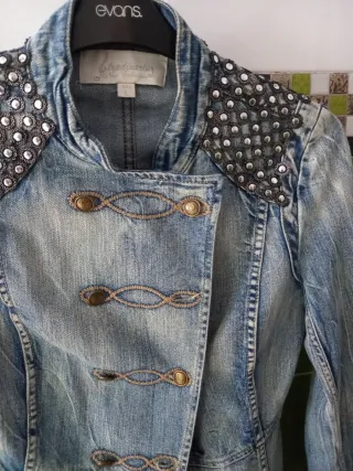 Chaqueta vaquera con tachuelas