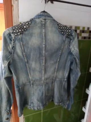 Chaqueta vaquera con tachuelas