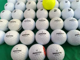 48 Bolas de golf Bridgestone, usadas. Buen estado.
