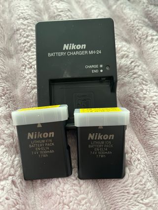 Cámara Nikon D3100 con manuales y CD