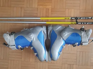 Botas Atomic de mujer y bastones de esquí Head