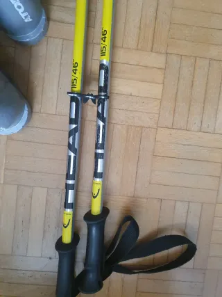 Botas Atomic de mujer y bastones de esquí Head