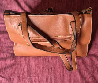 Bolso Marrón con Adorno Circular