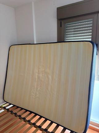 Cama con base de láminas