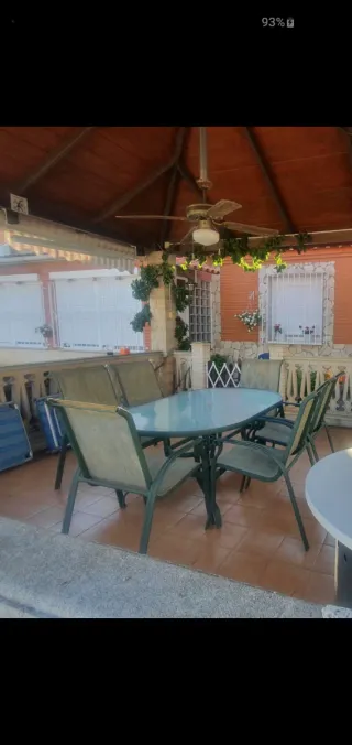 Mesa y sillas de jardín