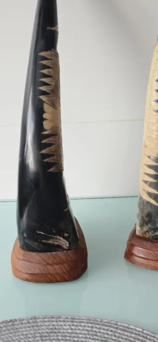 Par de cuernos tallados con base de madera