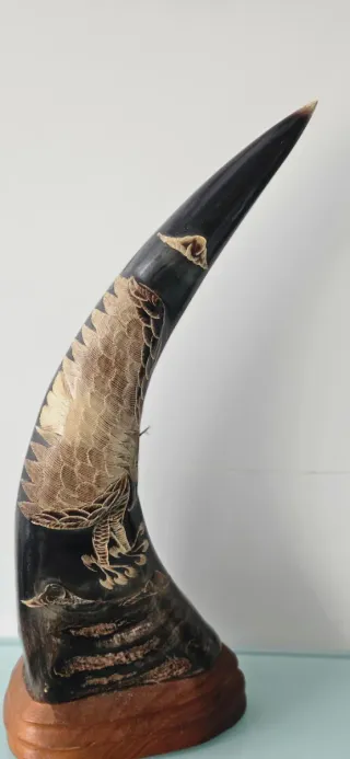 Par de cuernos tallados con base de madera