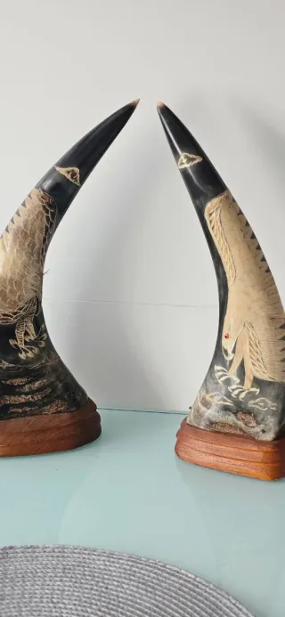 Par de cuernos tallados con base de madera