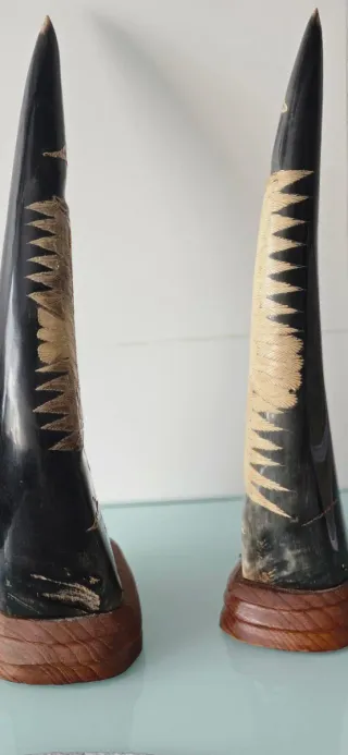 Par de cuernos tallados con base de madera