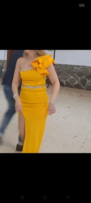 Vestido de fiesta amarillo con un hombro