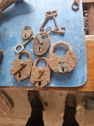 Lote de candados y llaves antiguos