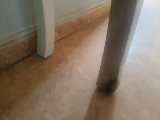 Mesa de entrada blanca con cajones gris.