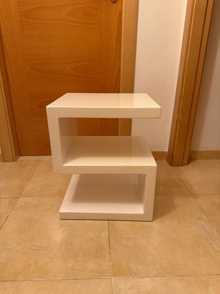 Mesa auxiliar blanca Lacada, de PORTIC muebles.