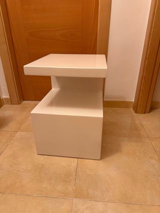 Mesa auxiliar blanca Lacada, de PORTIC muebles.