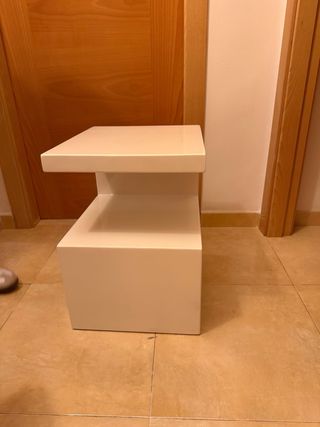 Mesa auxiliar blanca Lacada, de PORTIC muebles.