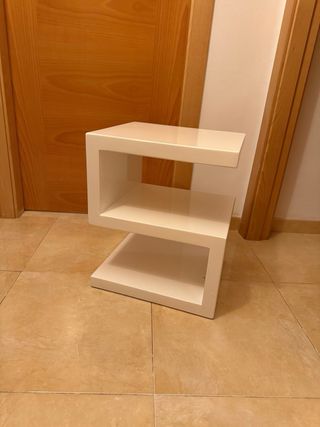 Mesa auxiliar blanca Lacada, de PORTIC muebles.