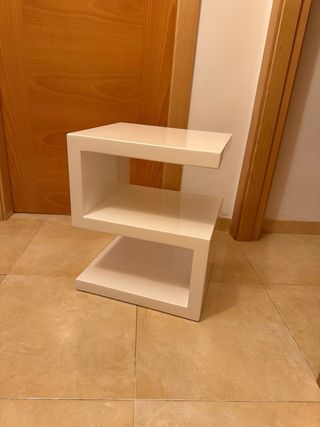 Mesa auxiliar blanca Lacada, de PORTIC muebles.