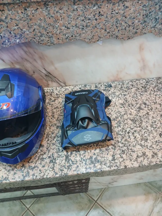 Casco y rodilleras de moto