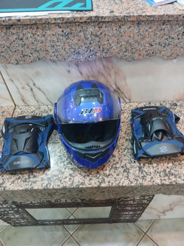 Casco y rodilleras de moto