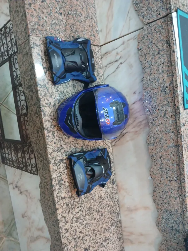 Casco y rodilleras de moto