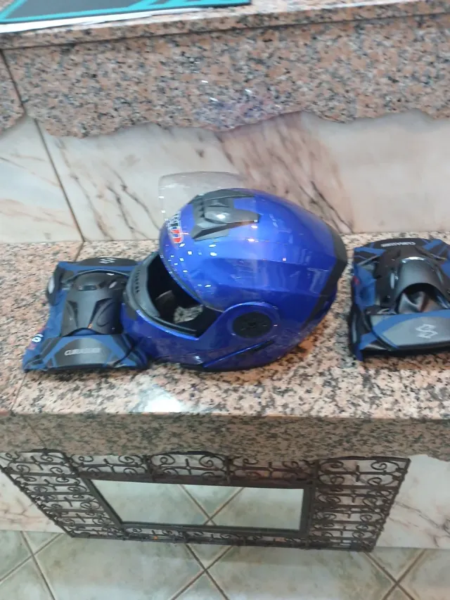 Casco y rodilleras de moto