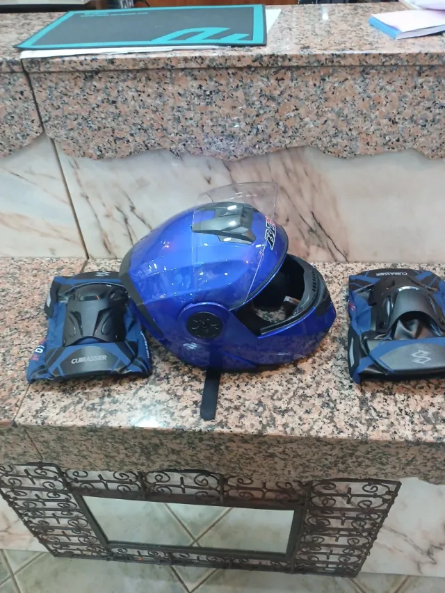 Casco y rodilleras de moto