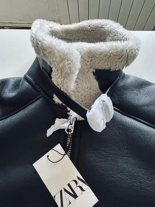 Chaqueta Zara Negra y Beige