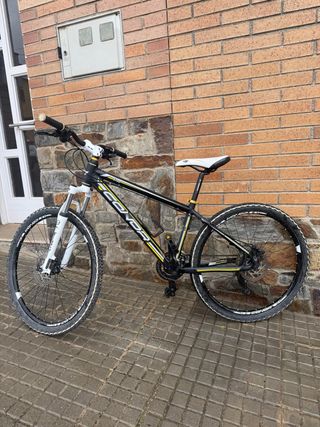 Bicicleta de Montaña Conor Negra y Amarilla