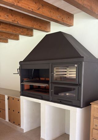 Grande barbecue a legna con grande camino