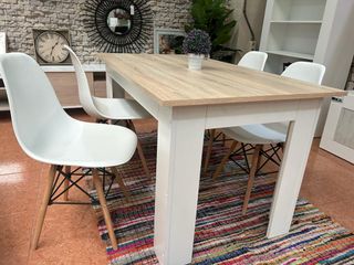 Mesa comedor madera y sillas blancas