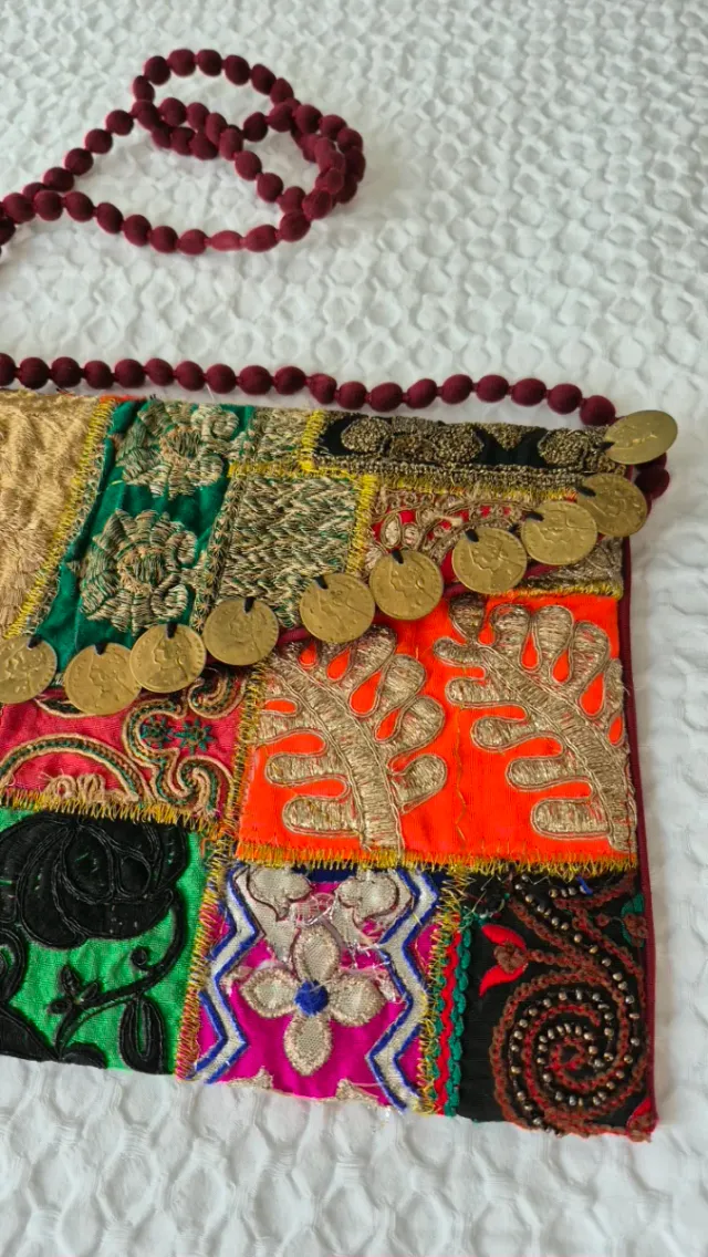 Bolso étnico sobre patchwork con monedas