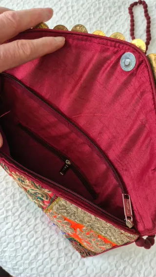 Bolso étnico sobre patchwork con monedas