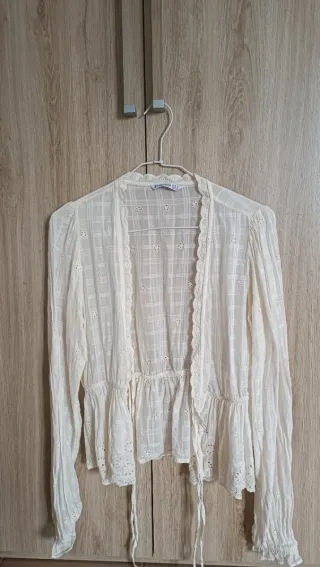 Blusa blanca con encaje