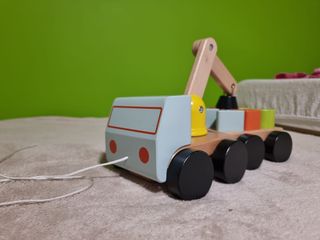 Camión grúa de madera IKEA