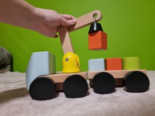 Camión grúa de madera IKEA