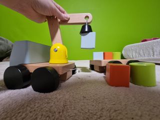 Camión grúa de madera IKEA