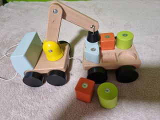 Camión grúa de madera IKEA