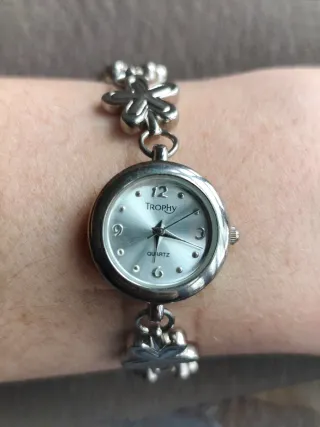 Reloj de color plata Trophy  con brazalete flores