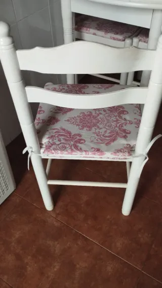 4 Sillas de pino macizo con cojines