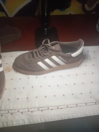Adidas Spezial Marrones Tiras Blancas